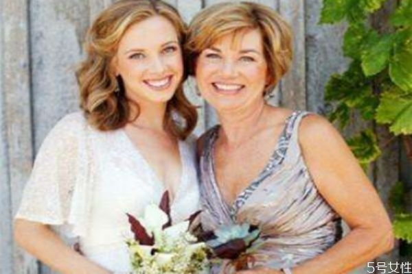 媽媽參加婚禮穿什么衣服好 結(jié)婚時(shí)母親穿什么衣服 媽媽參加婚禮穿什么衣服好 結(jié)婚時(shí)母親穿什么衣服