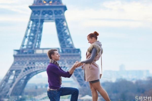 求婚是哪只腿跪地 求婚常用知識(shí)大錦集 求婚是哪只腿跪地 求婚常用知識(shí)大錦集