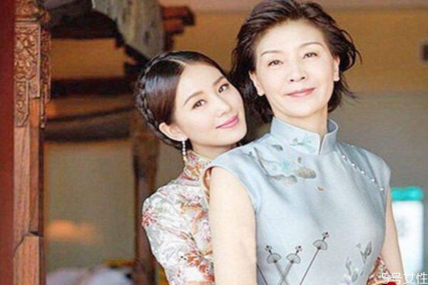 媽媽參加婚禮穿什么衣服好 結(jié)婚時(shí)母親穿什么衣服 媽媽參加婚禮穿什么衣服好 結(jié)婚時(shí)母親穿什么衣服