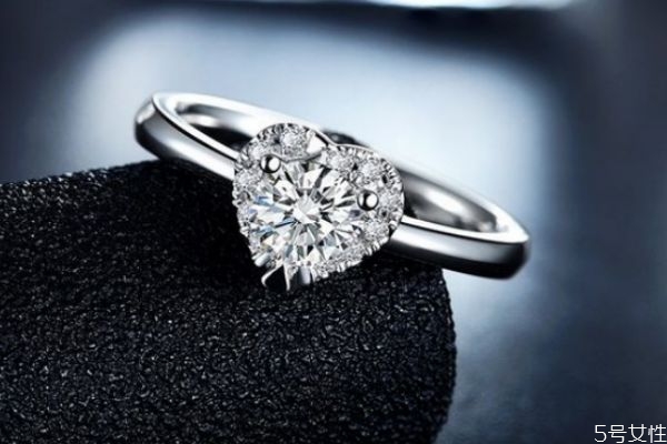 求婚戒指買多少價(jià)位的比較好 求婚戒指推薦 求婚戒指買多少價(jià)位的比較好 求婚戒指推薦