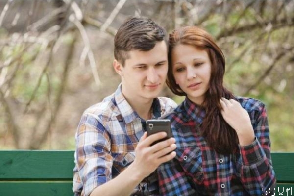 男女戀愛(ài)時(shí)該不該查對(duì)方手機(jī) 男女戀愛(ài)相處之道