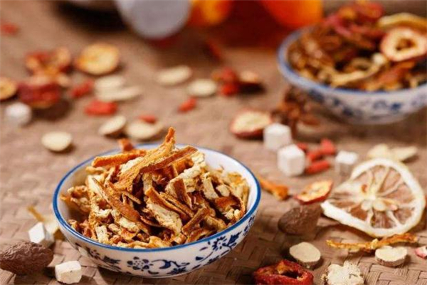 陳皮泡水喝可以養(yǎng)胃嗎 陳皮和什么搭配泡水養(yǎng)胃 陳皮泡水喝可以養(yǎng)胃嗎 陳皮和什么搭配泡水養(yǎng)胃
