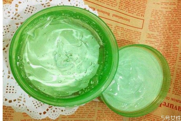 蘆薈膠可以去痘印嗎 蘆薈膠去痘印應(yīng)該怎么用呢 蘆薈膠可以去痘印嗎 蘆薈膠去痘印應(yīng)該怎么用呢