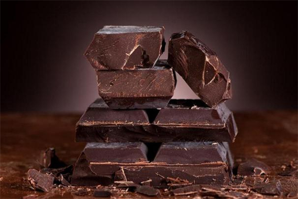 黑巧克力一次可以吃多少 黑巧克力吃多了會(huì)怎樣 黑巧克力一次可以吃多少 黑巧克力吃多了會(huì)怎樣