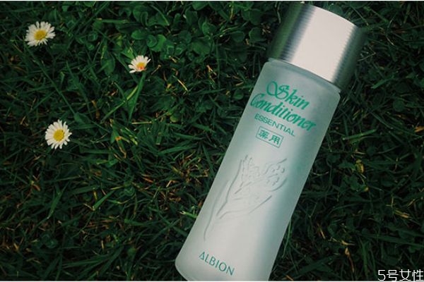 化妝水可以用在眼部嗎 化妝水可以涂在眼周圍嗎 化妝水可以用在眼部嗎 化妝水可以涂在眼周圍嗎