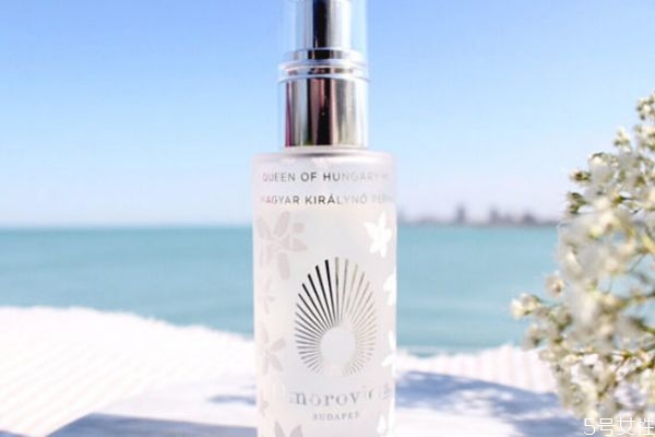 化妝水可以用在眼部嗎 化妝水可以涂在眼周圍嗎 化妝水可以用在眼部嗎 化妝水可以涂在眼周圍嗎