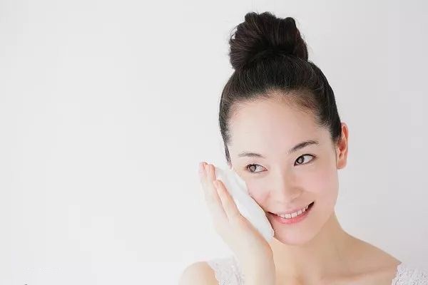 冬天用溫水洗臉的好處 冬天為什么不能用過熱的水洗臉 冬天用溫水洗臉的好處 冬天為什么不能用過熱的水洗臉