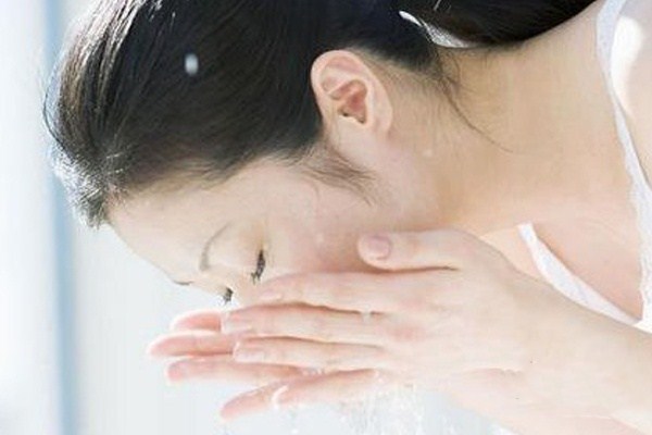 冬天用溫水洗臉的好處 冬天為什么不能用過熱的水洗臉 冬天用溫水洗臉的好處 冬天為什么不能用過熱的水洗臉