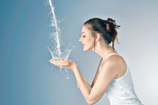 冬天用溫水洗臉的好處 冬天為什么不能用過熱的水洗臉 冬天用溫水洗臉的好處 冬天為什么不能用過熱的水洗臉