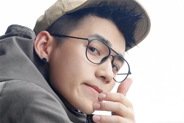 男生戴什么眼鏡好看 男生眼鏡框哪種好看 男生戴什么眼鏡好看 男生眼鏡框哪種好看