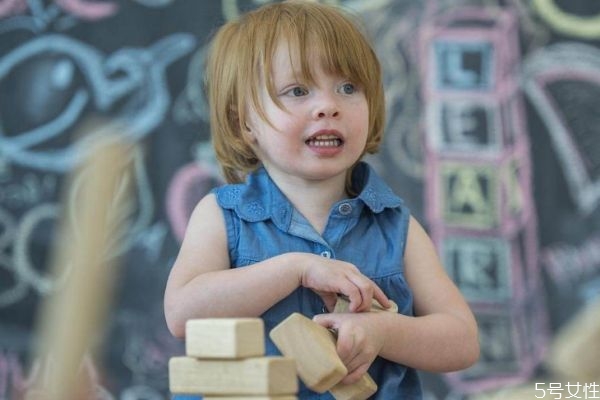 正午出生的男寶寶可以取什么名字呢 正午出生的男寶寶可以取什么名字呢