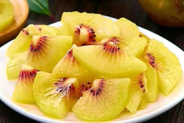 紅心獼猴桃和黃心獼猴桃哪個好 獼猴桃肉什么顏色最好 紅心獼猴桃和黃心獼猴桃哪個好 獼猴桃肉什么顏色最好