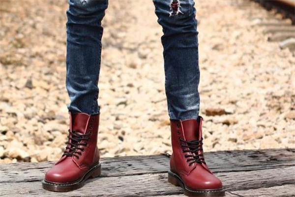 復(fù)古鞋子配什么褲子好看 男生復(fù)古風鞋子搭配圖片