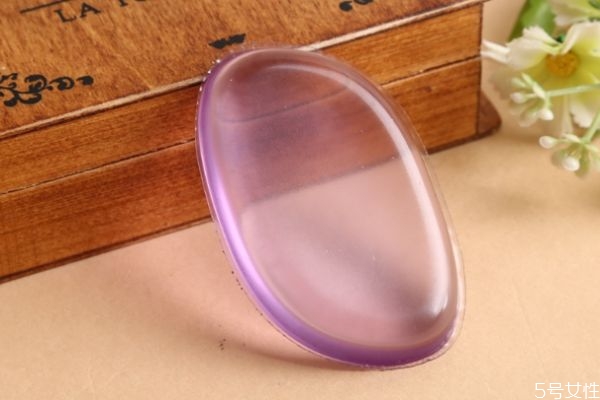 硅膠粉撲上妝方法 硅膠粉撲的優(yōu)點 硅膠粉撲上妝方法 硅膠粉撲的優(yōu)點