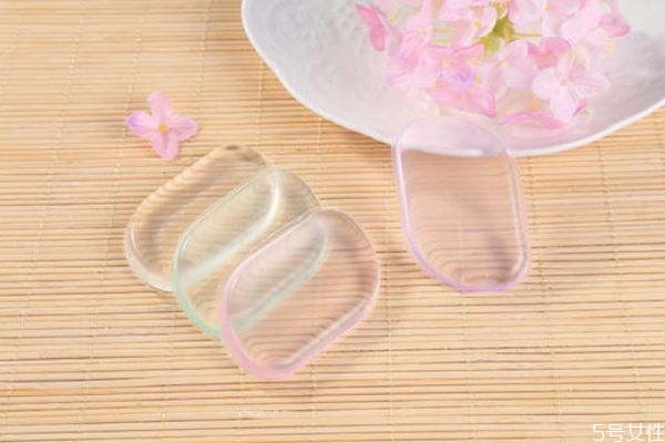 硅膠粉撲可以用多久 硅膠粉撲優(yōu)缺點(diǎn) 硅膠粉撲可以用多久 硅膠粉撲優(yōu)缺點(diǎn)