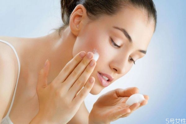 夏天皮膚油是怎么回事 油性皮膚改善方法 夏天皮膚油是怎么回事 油性皮膚改善方法