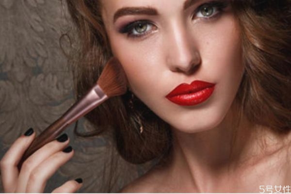 年會主持人妝容眼妝 年會主持人必備的整體造型