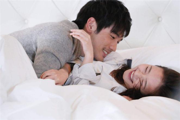 男朋友和閨蜜走得很近怎么辦 男友和閨蜜走得近要分手嗎 男朋友和閨蜜走得很近怎么辦 男友和閨蜜走得近要分手嗎