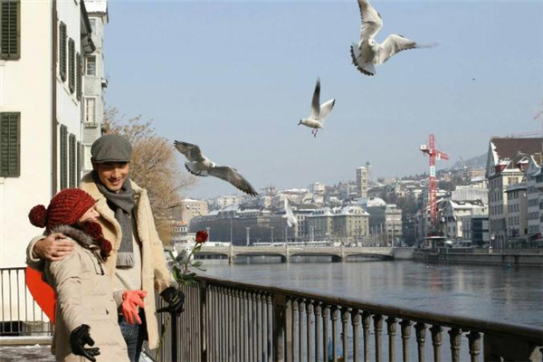 男朋友和閨蜜走得很近怎么辦 男友和閨蜜走得近要分手嗎 男朋友和閨蜜走得很近怎么辦 男友和閨蜜走得近要分手嗎