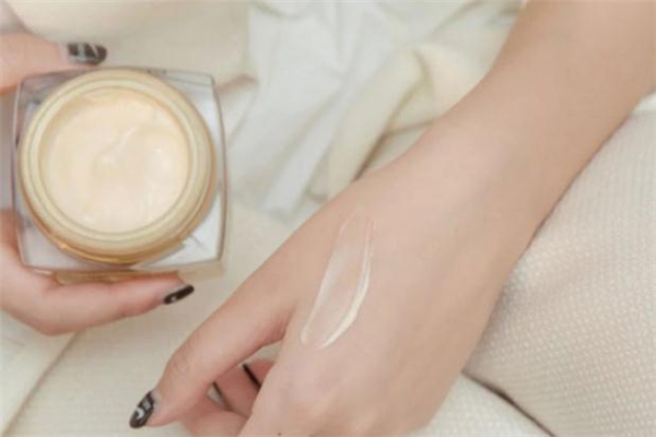 香奈兒金磚面霜怎么樣 香奈兒金磚面霜會長痘嗎 香奈兒金磚面霜怎么樣 香奈兒金磚面霜會長痘嗎