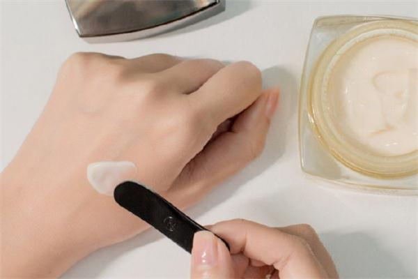 香奈兒金磚面霜用法 香奈兒金磚面霜和海藍(lán)之謎哪個(gè)好 香奈兒金磚面霜用法 香奈兒金磚面霜和海藍(lán)之謎哪個(gè)好