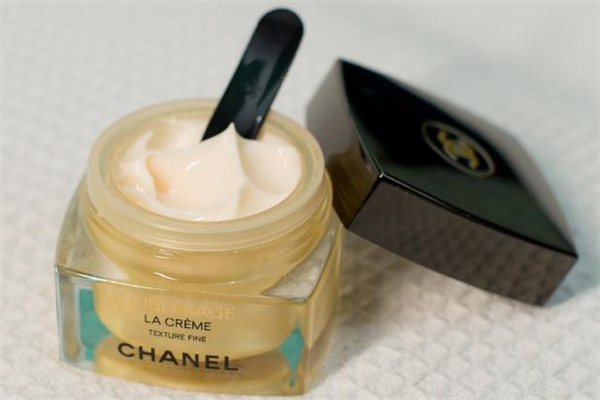 香奈兒金磚面霜用法 香奈兒金磚面霜和海藍(lán)之謎哪個(gè)好 香奈兒金磚面霜用法 香奈兒金磚面霜和海藍(lán)之謎哪個(gè)好