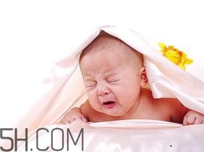 新生兒吐奶情況什么時(shí)候會(huì)沒(méi)有？寶寶吐奶了怎么辦？