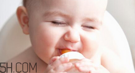 新生兒吐奶情況什么時(shí)候會(huì)沒(méi)有？寶寶吐奶了怎么辦？