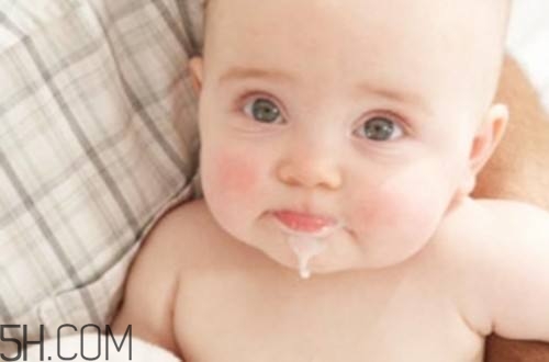 怎樣能減少寶寶吐奶情況？寶寶吐奶后要注意哪些問題？