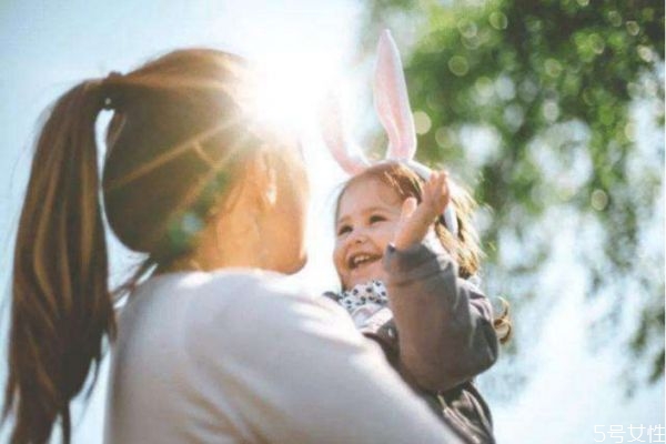 寶寶曬太陽補(bǔ)鈣怎么曬 寶寶曬多久太陽才補(bǔ)鈣 寶寶曬太陽補(bǔ)鈣怎么曬 寶寶曬多久太陽才補(bǔ)鈣