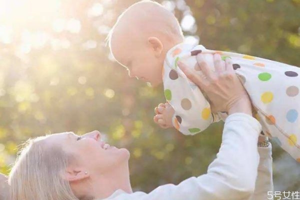 寶寶曬太陽補(bǔ)鈣怎么曬 寶寶曬多久太陽才補(bǔ)鈣 寶寶曬太陽補(bǔ)鈣怎么曬 寶寶曬多久太陽才補(bǔ)鈣