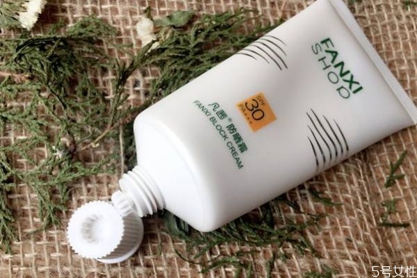 冬季防曬霜如何選擇呢 冬季防曬要注意什么呢 冬季防曬霜如何選擇呢 冬季防曬要注意什么呢