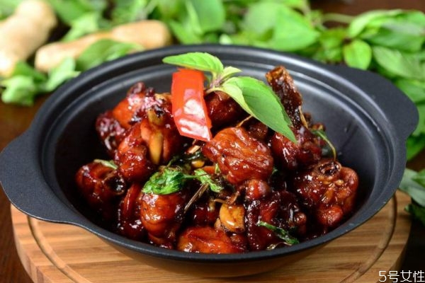 什么是三杯雞呢 三杯雞怎么做好吃呢 什么是三杯雞呢 三杯雞怎么做好吃呢