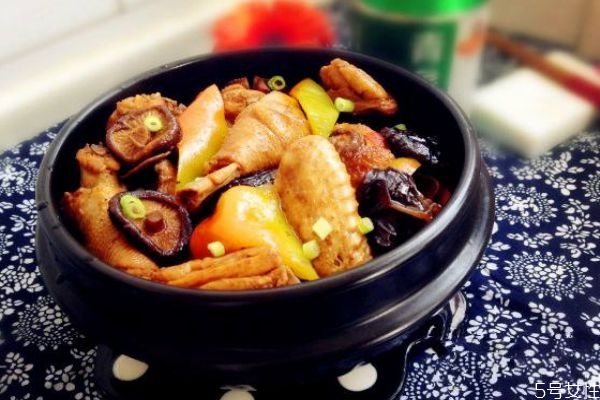 黃燜雞怎么做好吃呢 黃燜雞的材料主要是什么呢 黃燜雞怎么做好吃呢 黃燜雞的材料主要是什么呢