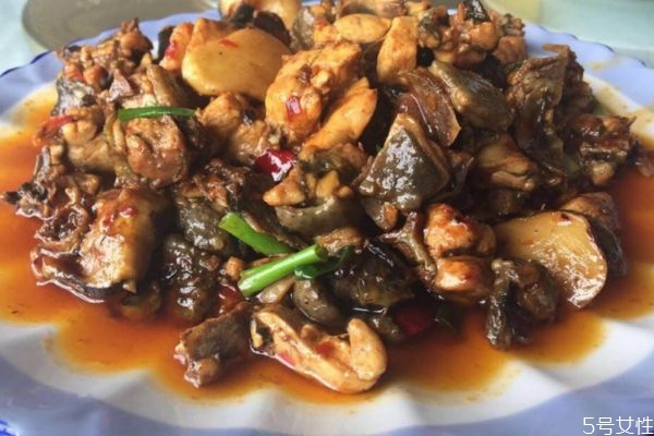 黃燜雞怎么做好吃呢 黃燜雞的材料主要是什么呢 黃燜雞怎么做好吃呢 黃燜雞的材料主要是什么呢