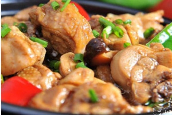 黃燜雞怎么做好吃呢 黃燜雞的材料主要是什么呢 黃燜雞怎么做好吃呢 黃燜雞的材料主要是什么呢