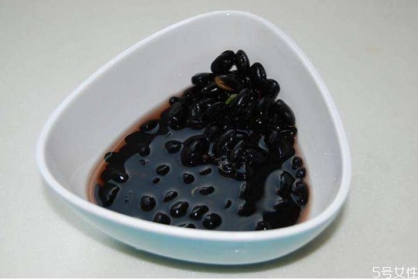 兒童可以喝黑豆?jié){嗎 兒童喝黑豆?jié){有什么好處呢 兒童可以喝黑豆?jié){嗎 兒童喝黑豆?jié){有什么好處呢