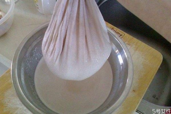 如何自制黑豆?jié){呢 黑豆?jié){應該怎么打呢 如何自制黑豆?jié){呢 黑豆?jié){應該怎么打呢