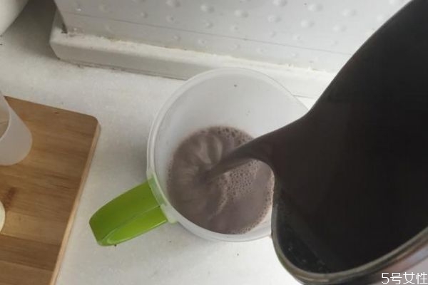 經(jīng)期可以喝黑豆?jié){嗎 經(jīng)期喝黑豆?jié){會(huì)怎么樣呢 經(jīng)期可以喝黑豆?jié){嗎 經(jīng)期喝黑豆?jié){會(huì)怎么樣呢