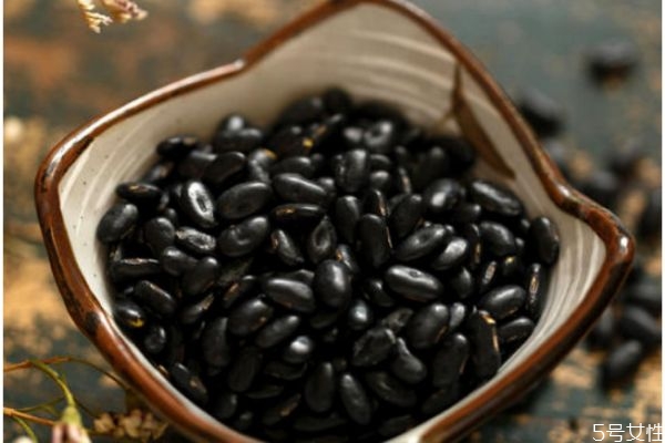 什么時(shí)候喝黑豆?jié){最好呢 黑豆?jié){的主要作用有什么呢 什么時(shí)候喝黑豆?jié){最好呢 黑豆?jié){的主要作用有什么呢