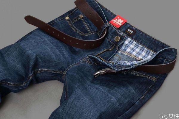 牛仔褲都會掉色嗎 造成牛仔褲掉色的原因有什么呢 牛仔褲都會掉色嗎 造成牛仔褲掉色的原因有什么呢