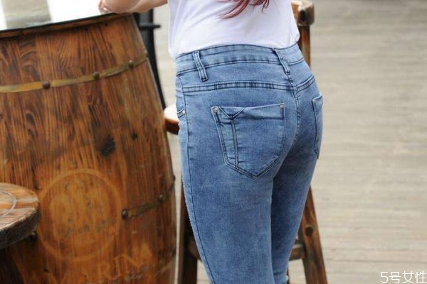 牛仔褲都會掉色嗎 造成牛仔褲掉色的原因有什么呢 牛仔褲都會掉色嗎 造成牛仔褲掉色的原因有什么呢