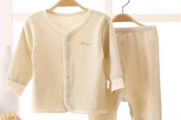 連體衣適合多大寶寶穿 新生兒穿連體衣的4個(gè)好處 連體衣適合多大寶寶穿 新生兒穿連體衣的4個(gè)好處