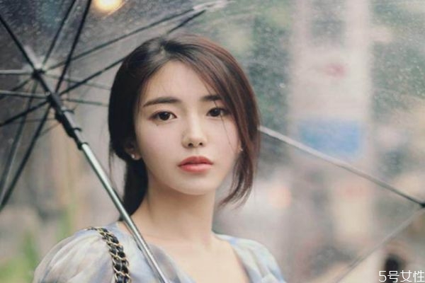 和女生看電影時應(yīng)該找什么話題 和女生看電影要注意什么 和女生看電影時應(yīng)該找什么話題 和女生看電影要注意什么