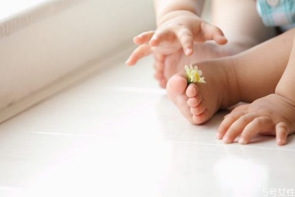 連體衣適合多大寶寶穿 新生兒穿連體衣的4個(gè)好處 連體衣適合多大寶寶穿 新生兒穿連體衣的4個(gè)好處