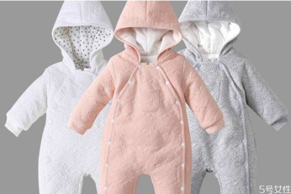寶寶連體衣怎么穿 寶寶穿連體衣的好處 寶寶連體衣怎么穿 寶寶穿連體衣的好處