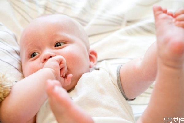 怎么幫寶寶穿衣 冬天寶寶的穿衣順序 怎么幫寶寶穿衣 冬天寶寶的穿衣順序