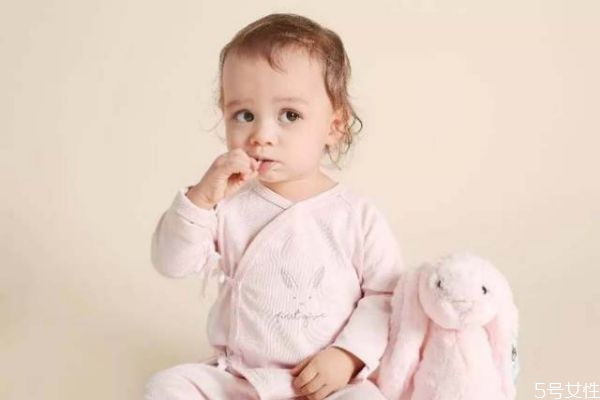 連體衣適合多大寶寶穿 新生兒穿連體衣的4個(gè)好處 連體衣適合多大寶寶穿 新生兒穿連體衣的4個(gè)好處