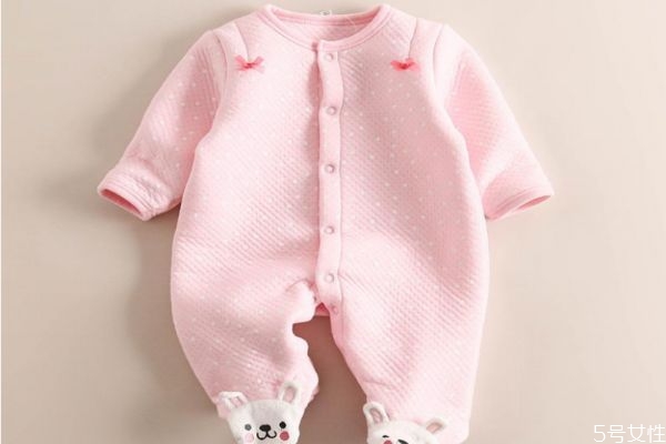 寶寶連體衣里面穿什么 連體衣怎么換尿布 寶寶連體衣里面穿什么 連體衣怎么換尿布