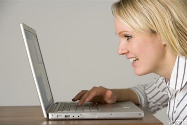 和女生看電影時應(yīng)該找什么話題 和女生看電影要注意什么 和女生看電影時應(yīng)該找什么話題 和女生看電影要注意什么